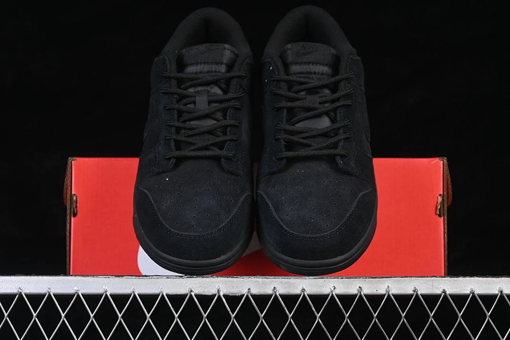 Nike SB Dunk Low "Triple Black"
