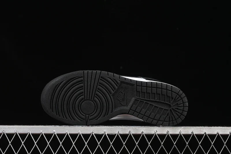 Nike SB Dunk Low "Panda"