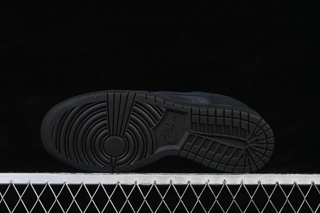 Nike SB Dunk Low "Triple Black"