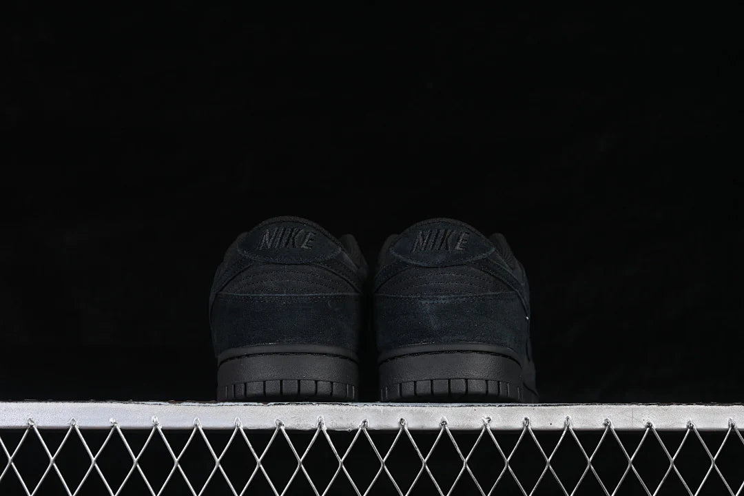 Nike SB Dunk Low "Triple Black"