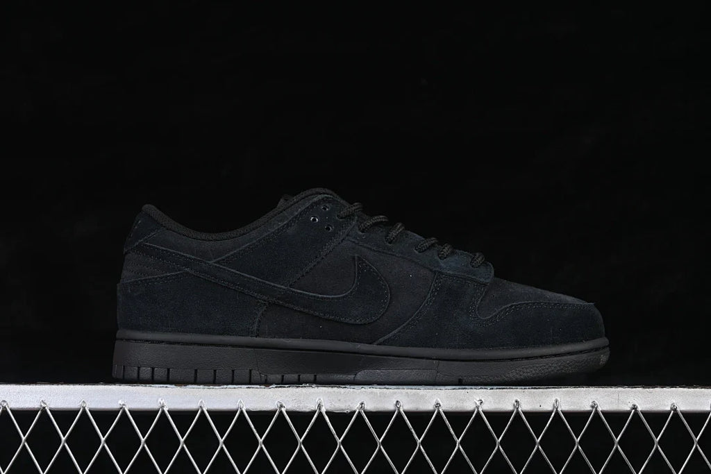 Nike SB Dunk Low "Triple Black"