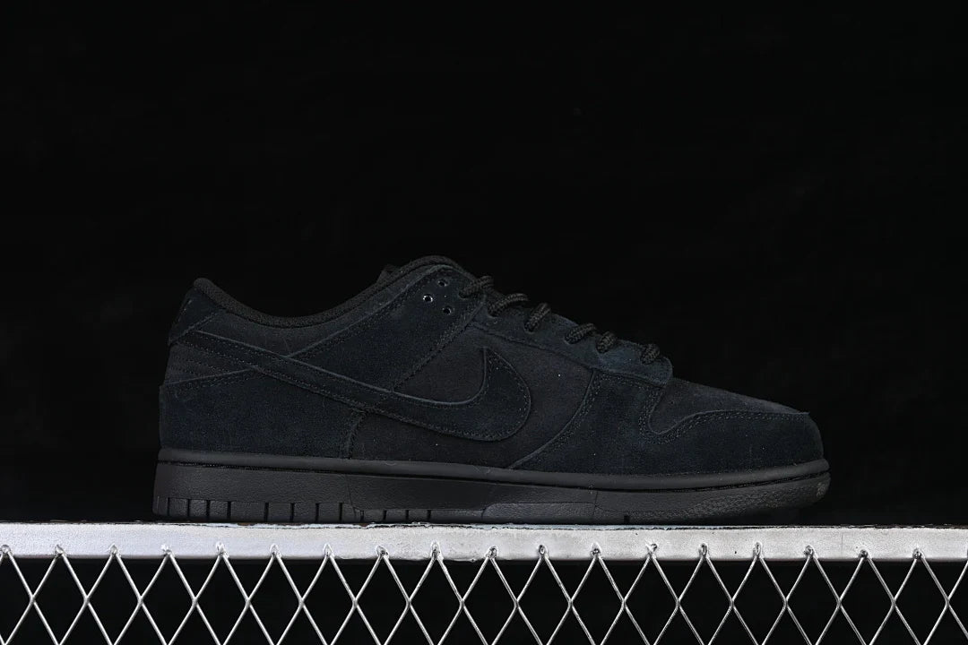 Nike SB Dunk Low "Triple Black"